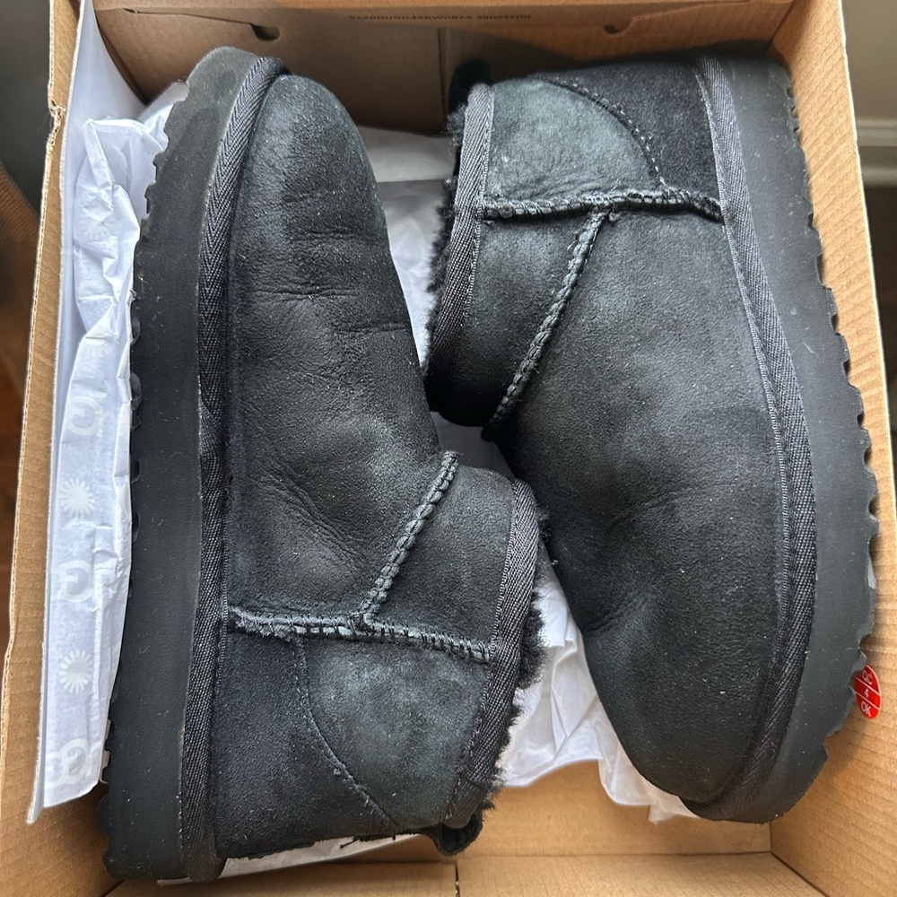 UGG W Classic Ultra Mini size 6